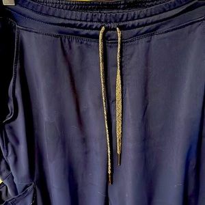 Grey’s Anatomy scrubs. Navy in color. Size Medium‎ Tall. F15.